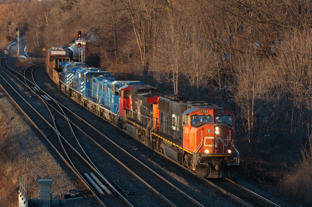 CN 392 slides off the Dundas Sub through Bayview with CEFX GP20D\'s for RaiLink and CEFX AC4400CW\'s for the Arnaud Railway.