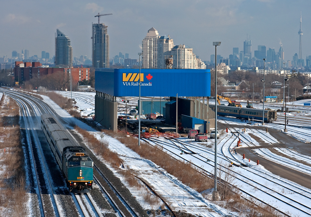 CN P07331 14 with a CAD rebuild blast through Mimico on it\'s way to Windsor with the Toronto skyline looming in the top right.
