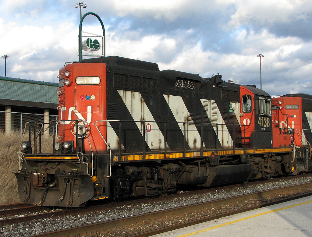 CN 4138 sits on the front of train 559 in the evening, as the crew ties up on the north service track at Bramalea GO Station after switching the nearby Torbram Industrial Lead.