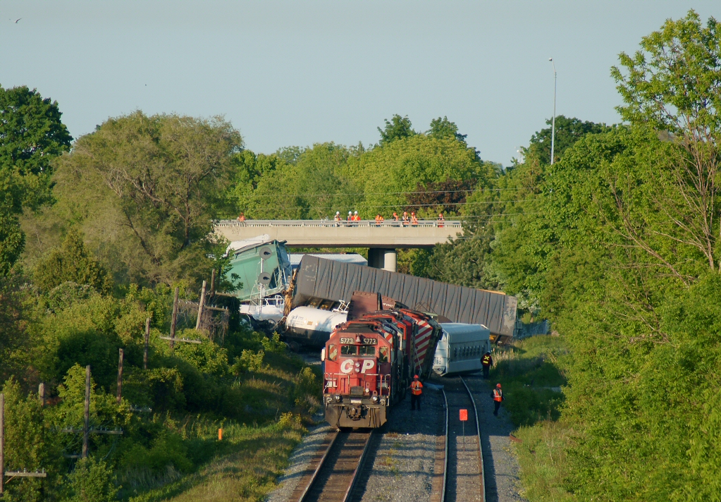 A nasty derailment in downtown Oshawa as 27 cars out of this 111 car freight train derailed at Oshawa East including the trailing locomotives, thankfully no one was injured as CP supervisors assess the damage before bringing in the hultcher\'s.
