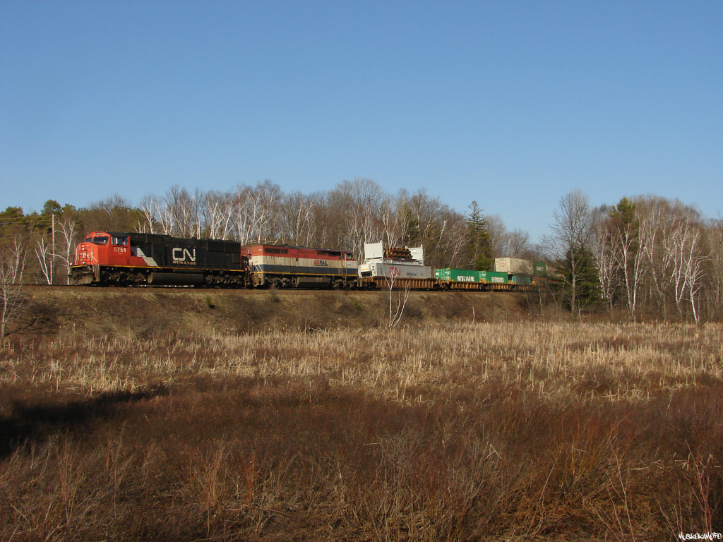 CN 107 - CN 5754 North catches a glimpse of the setting sun on the approach to Boyne.