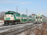 GO 915 and 916 meet just west of Oakville Station, 915 has GO 563, GO 215/607