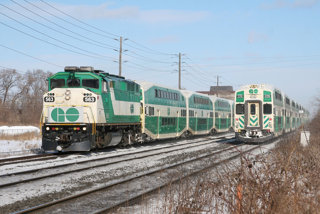 GO 915 and 916 meet just west of Oakville Station, 915 has GO 563, GO 215/607
