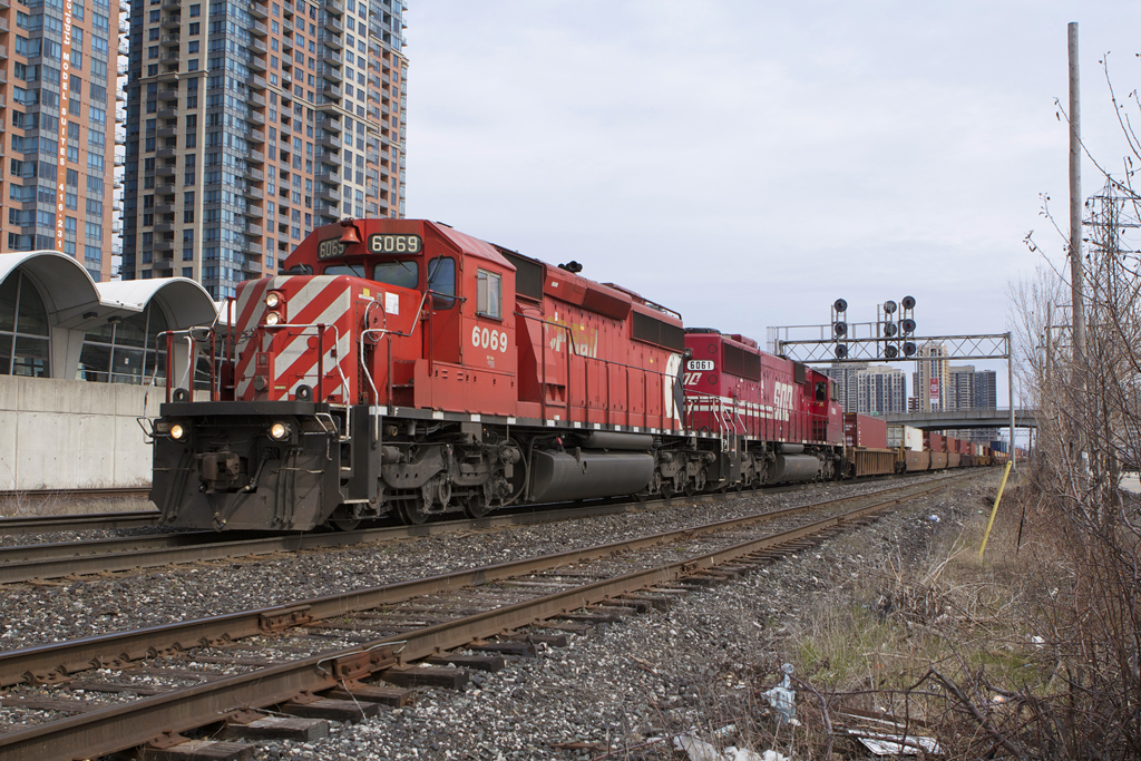 CP 231 slows for it\'s last few hundred yards of it\'s journey into Toronto Obico.