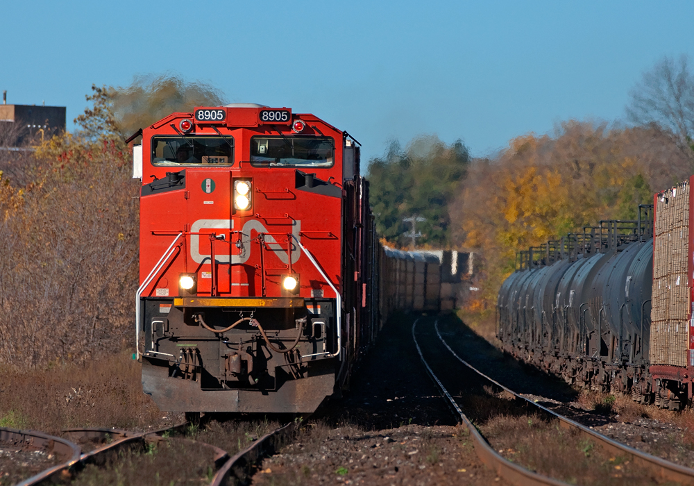 The face of a beast, CN Q14891 26 blasts through Brantford on the south track bound for BIT. The train itself when it arrives at Brampton will back into BIT at Goreway and hang on to the manifest for Mac Yard.