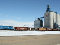 GMTX GP15-1 #407 switches Trudeau hoppers at Richardson\'s Dundonald elevator 