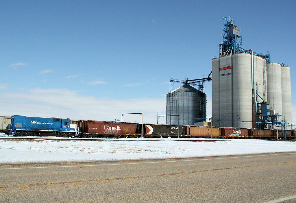 GMTX GP15-1 #407 switches Trudeau hoppers at Richardson\'s Dundonald elevator