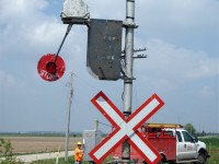 Allowed to wave goodbye.......The CASO wigwags come to life one more time. While taking pictures of the ancient crossing protection I had shot many times, a signal maintainer activates them one more time for me, and for my kids to finally see.