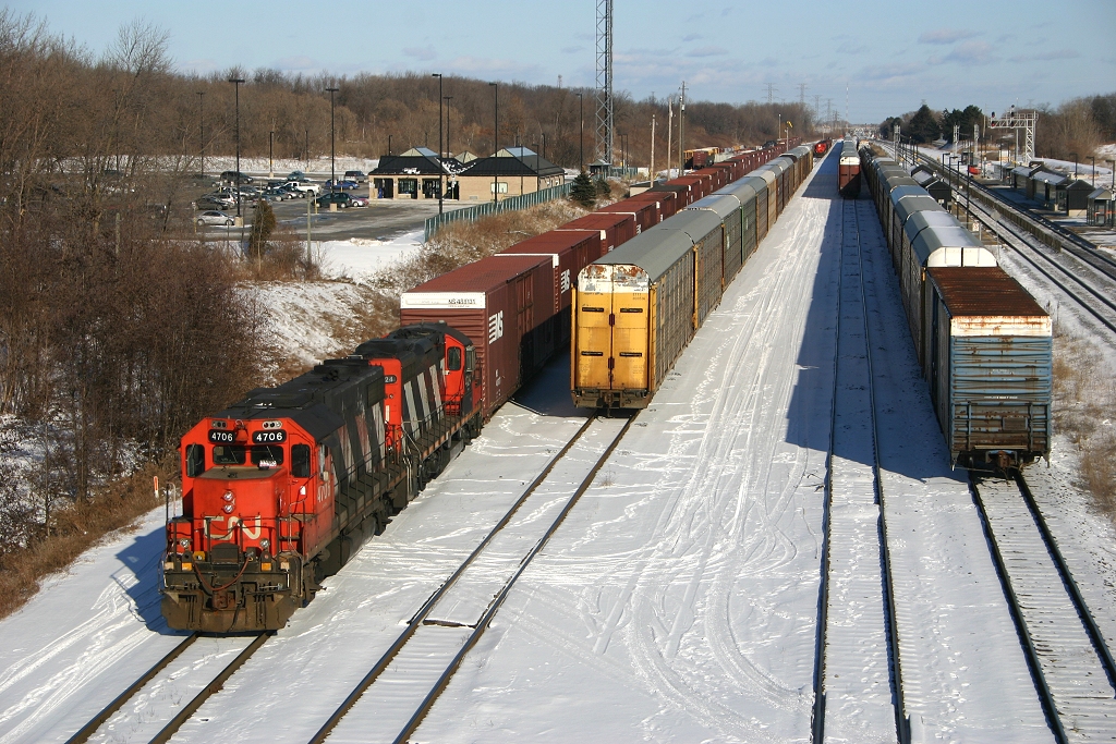 CN 550 works the yard at Aldershot as CN 556 awaits a clear track at the east end of the yard.