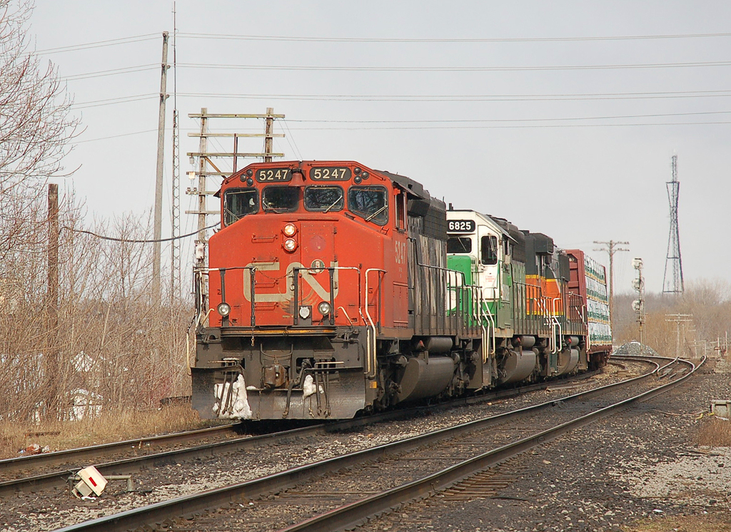 393 passing Simpson with CN 5247 - BNSF 6825 - BNSF 331. In a couple minutes they will be making a crew change at Brantford station