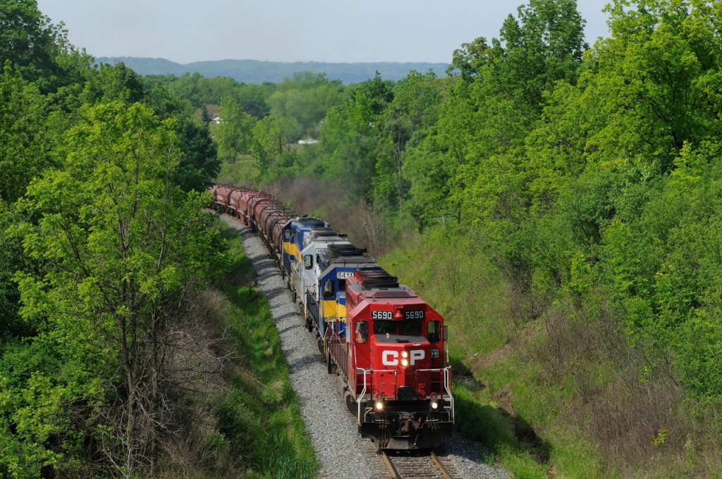 A northbound Canadian Pacific freight works up the grade at Mile 62 on the Hamilton Subdivision. CP 5690 - ICE 6411 - CITX 3082 - ICE 6439