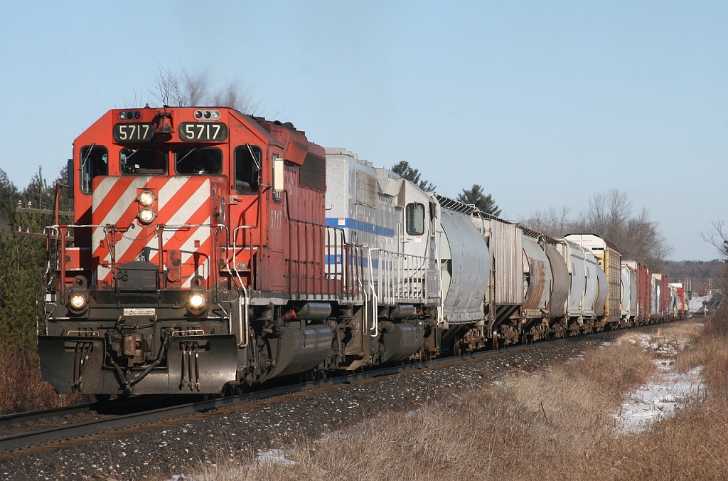 CP 5717 and CITX 3093 lead a short 421 just west of Guelph Jct.