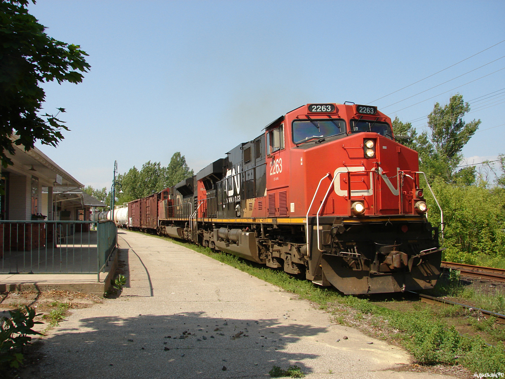 CN 450 - CN 2263 South slowly pulls through Gravenhurst with 89 cars on the drawbar. CN 2263 is equipped with \"tier 3 gear\" testing to comply with the new Tier 3 emissions standards