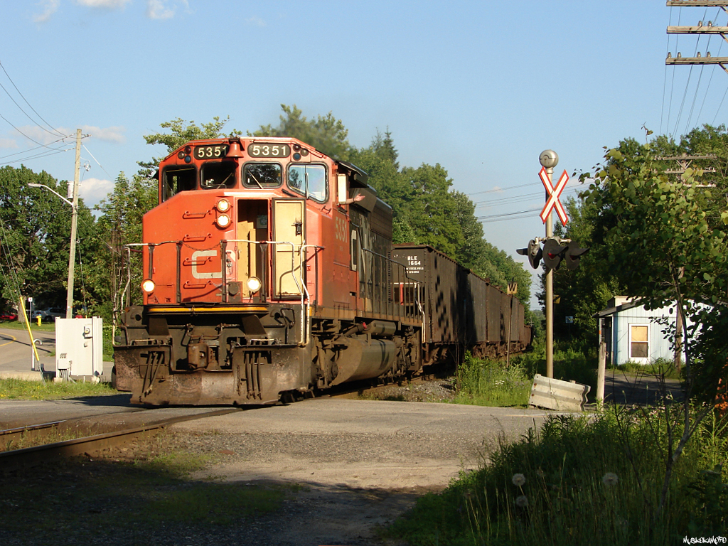 CN W908 - CN 5351 North heads North on CN\'s Bala sub about to knock down a clear signal on the home at North Parry, they\'ll go in the hole at Waubamik for a 102 before having a clear run back to Capreol with 8 loaded tie cars from South Parry.
