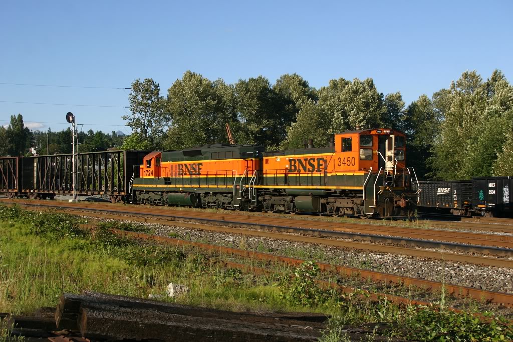 BNSF 3450 and 1724 come back to the BNSF yard just outside of Vancouver.