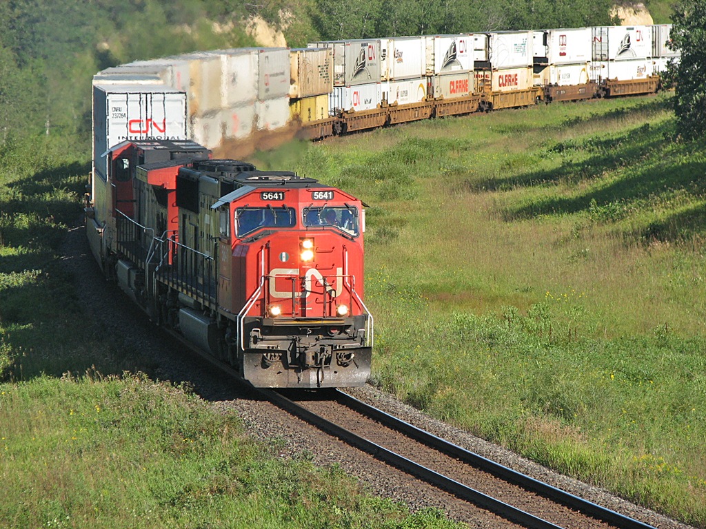 CN Q104 rounds the curve with 5641 on the point at Rivers Mb.