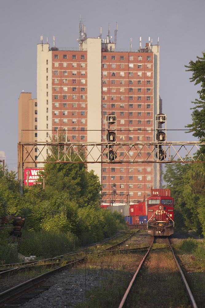 112\'s robot shoves as the train pounds the Davenport diamond (not visible), CN Newmarket Sub, enroute to Toronto Yard for a crew change, then onto Montréal, Hochelaga Wharf.