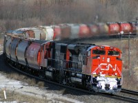 CN #121 with a huge cut of empty grain cars at the head-end, rounds the curve at Bowmanville