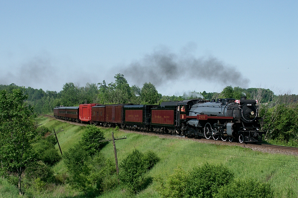 CP 2816 heads back west after her 2003 trip to Ontario. She\'s seen here on June 22nd, 2003 northbound on the Mactier sub between Bolton and Palgrave.