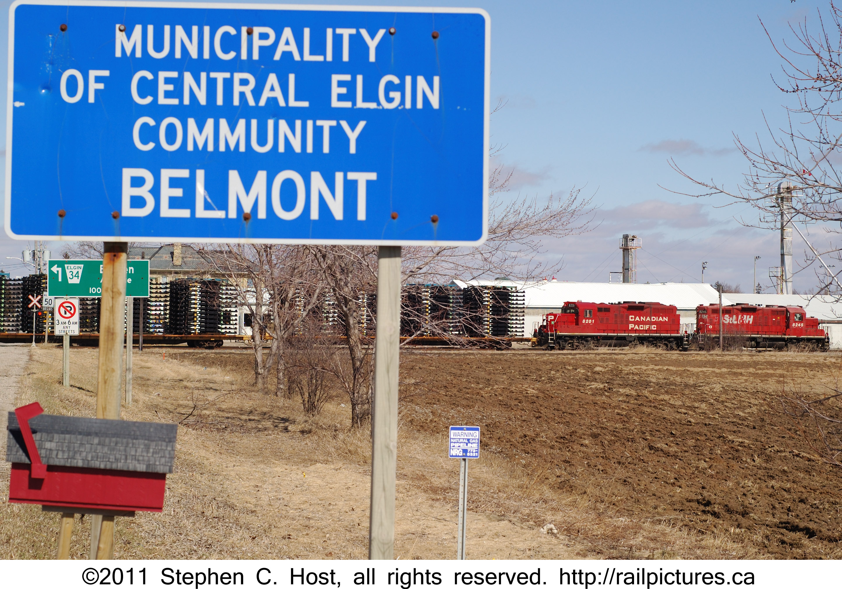 Railpictures.ca - Stephen C. Host Photo: The silence of the small