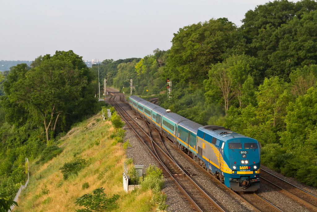 VIA 90 from Niagara Falls to Toronto glides through Bayview Jct. with Renaissance equipment.