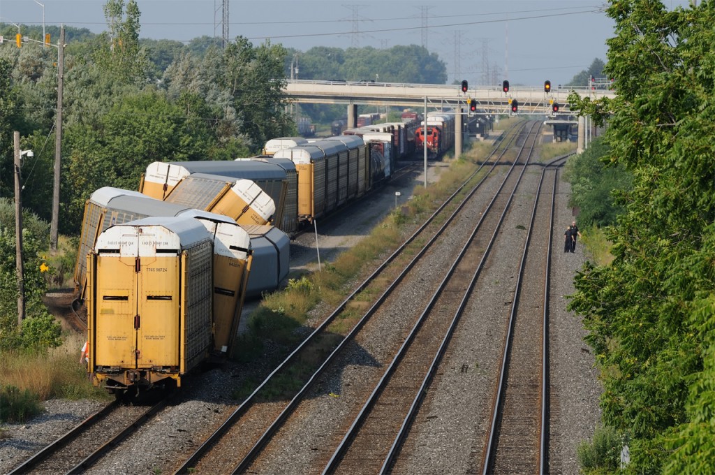 Overview of 435\'s derailment at Aldershot, Ontario.
