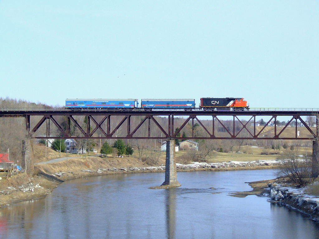 CN 483,inspect the track led by GP-38 4770.