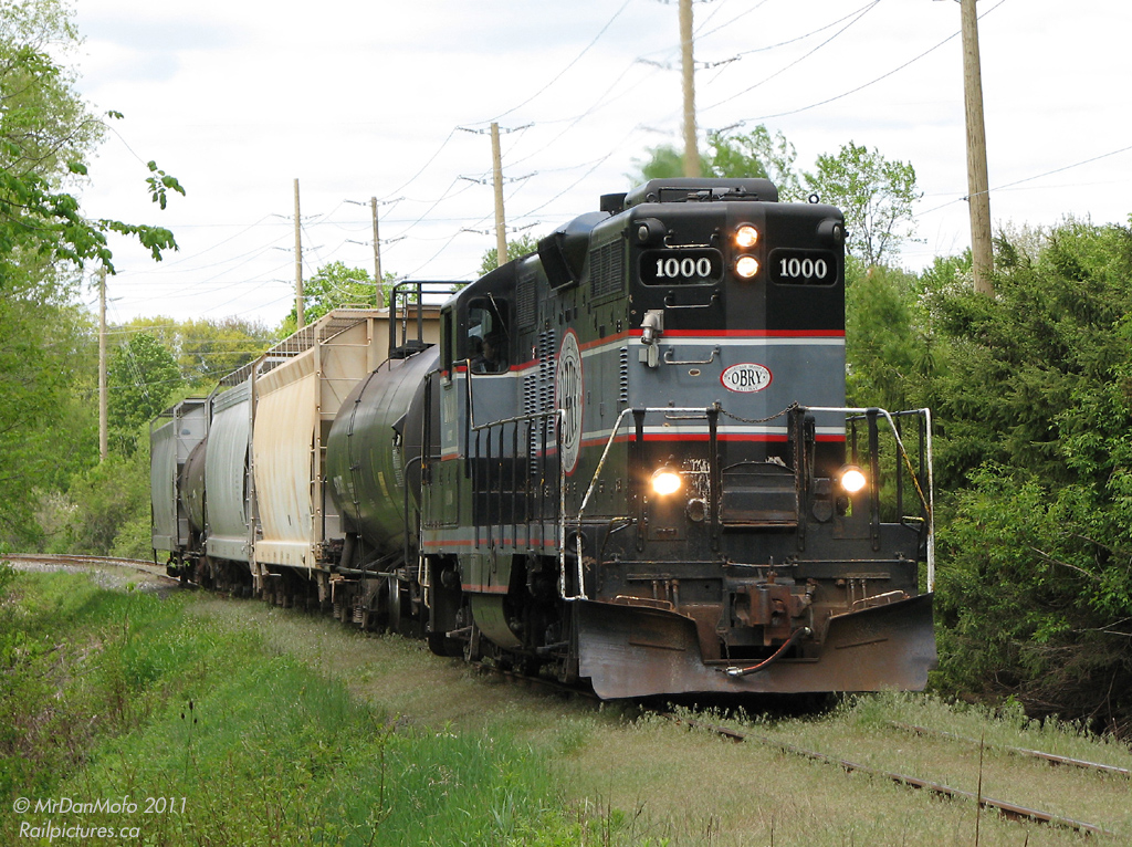 With 5 cars in tow from Streetsville, CCGX 1000 makes it way through the south end of Brampton back to Orangeville. The Orangeville-Brampton Railway runs a biweekly interchange run to swap loads and empties with CP at Streetsville Junction, and to switch out any customers in Brampton on the way.