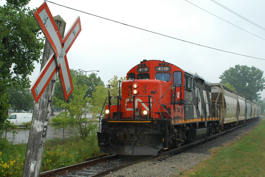 CN 580 passing one of the last remains of the TH&B on it\'s way to Johnsons Wax