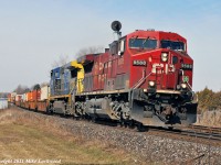 The extra tall signal at the west end of Colborne peeks above CP 9588 as it leads a rare Belleville Sub visitor, CSXT 9007, and 140\'s train east. 1143hrs.