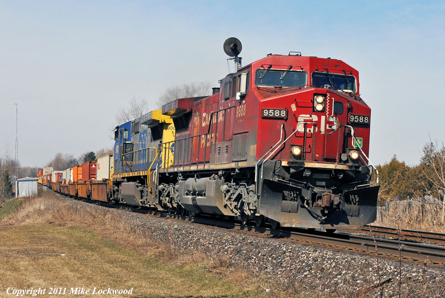 The extra tall signal at the west end of Colborne peeks above CP 9588 as it leads a rare Belleville Sub visitor, CSXT 9007, and 140\'s train east. 1143hrs.