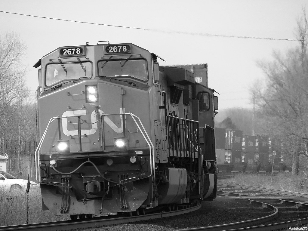CN 104 - CN 2678 South flies through Richmond Hill starting into the double track portion of the Bala sub, they will cross over to the East track at Langstaff and change off at Doncaster with a crew for Belleville
