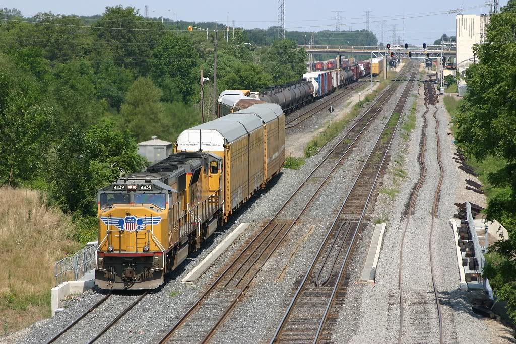 CN 393 works the yard at Aldershot.