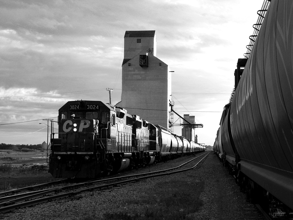 CP 3024 and 3116 works the elevators and lifts the second string.