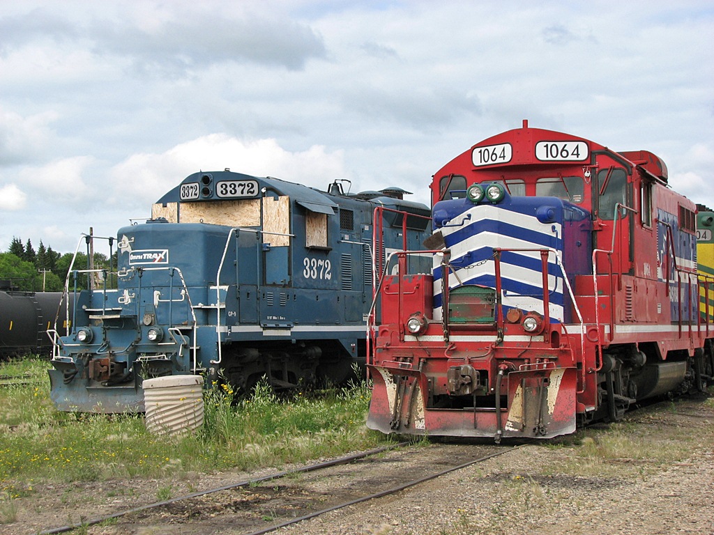 Carlton trail railway power Central Kansas GP10 1064 parked beside former SP GP9E 3373 is used as a parts source to the CTRW GP10\'s.