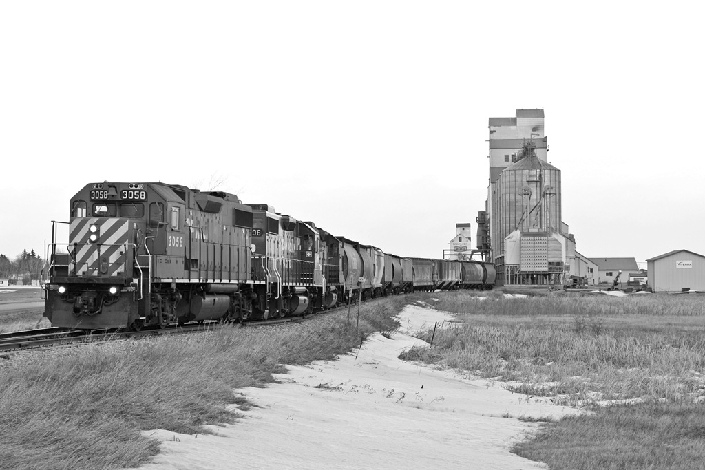 CP P34 with usual 3 Gp38-2\'s drop off empties in Redvers.