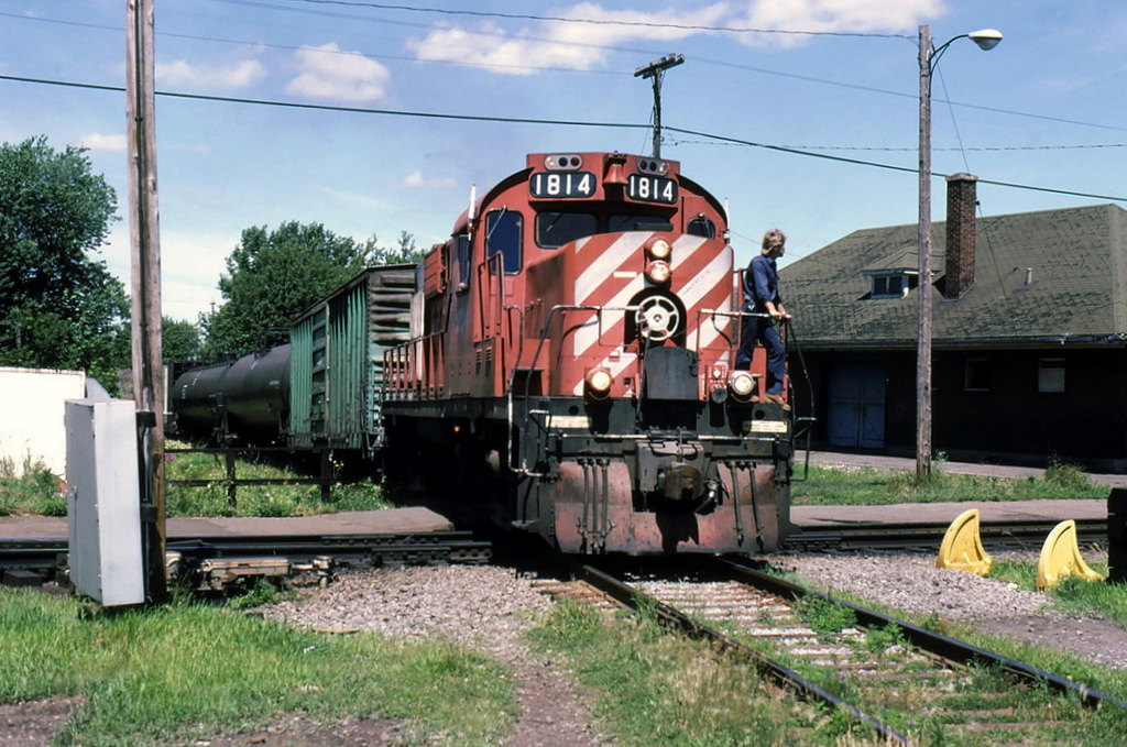 CP 1814 crossing the CN main.This CP track was removed a couple years later.