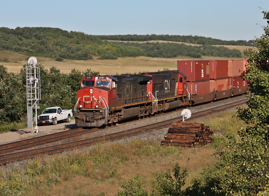 CN 116 with IC 2719 and CN painted IC 1008 haul a long intermodal by Uno where a hot box detector would stop them.