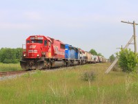 CP 255-10 rolls through Vinemount before meeting its counterpart 254-10 on the siding near the top of the escarpment. Trailing units are CEFX 3173 and HLCX 6206 (Ex BCOL SD40-2).