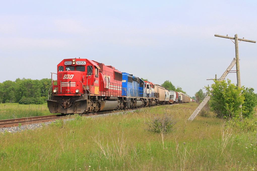 CP 255-10 rolls through Vinemount before meeting its counterpart 254-10 on the siding near the top of the escarpment. Trailing units are CEFX 3173 and HLCX 6206 (Ex BCOL SD40-2).