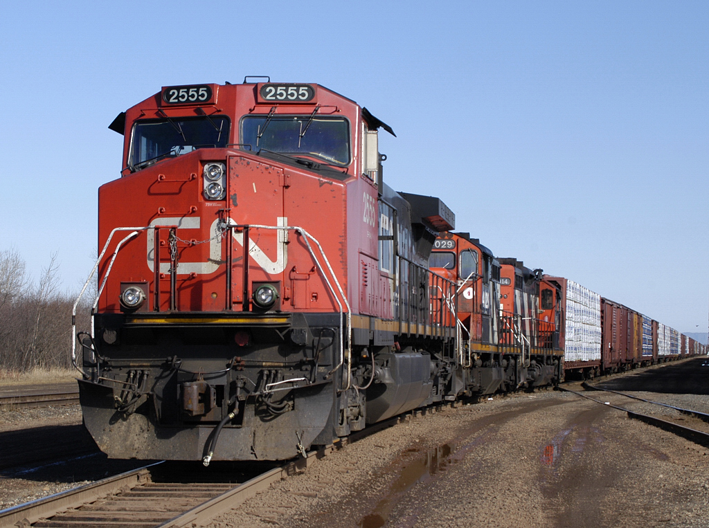 437 waiting for crew Neebing Trianyard