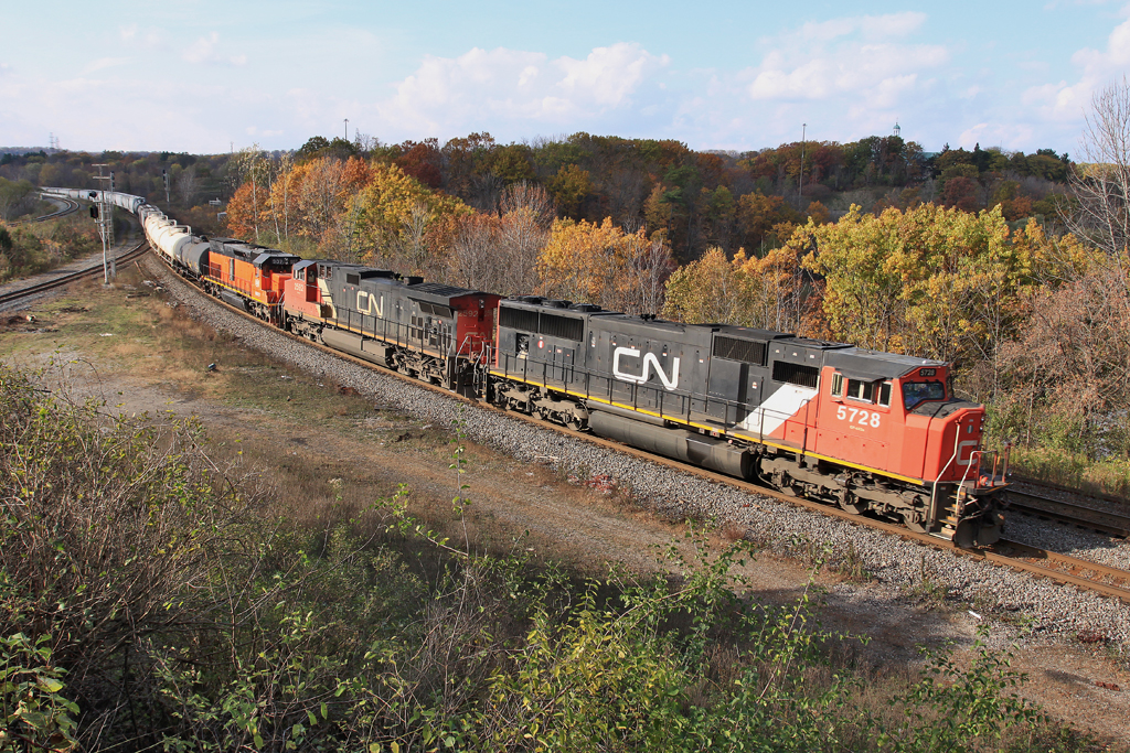 CN 384 descends the last quarter mile into Bayview Junction with 5728, 2592 and BLE 907 trailing.