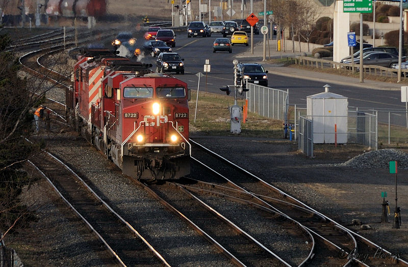 CP-8722-Train 220 crossing over to pick up interchange cars in CN\'s PA-Yard