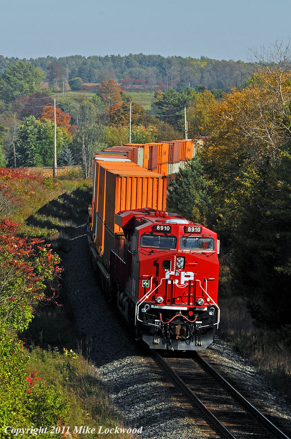 CP 8910 brings up the markers on CP 112 at Port Hope (CP 8915 leads). 1439hrs.
