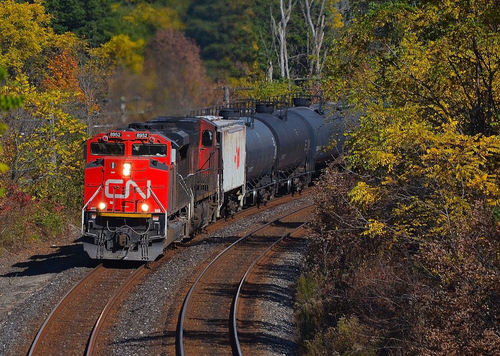 CN 331 led by 8952 & 2701 heads westbound out of London and approaches the Denfield Road bridge.