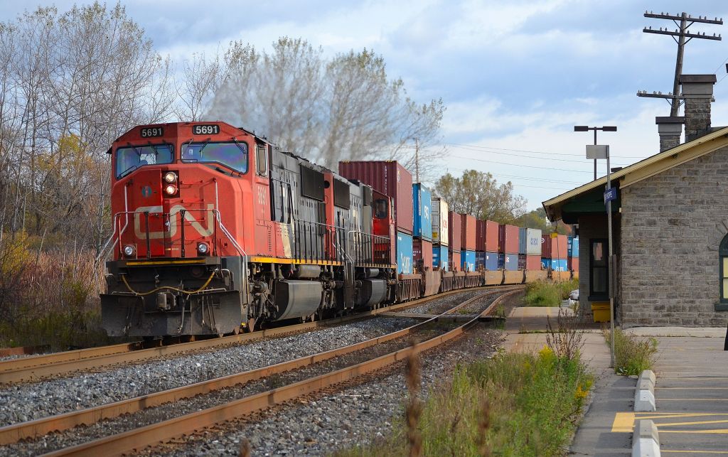 CN 121 led by 5691 & 5683 hauls this intermodal train westbound as it winds thru Port Hope and passes the VIA Station.