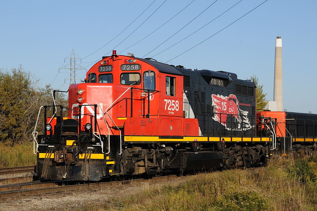 CN 7258 in the \"road kill\" scheme switches Mission Elevator, in Thunder Bay\'s south east.