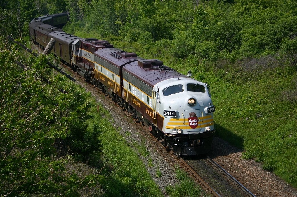CP 1401 is almost at the bottom of the Waterdown grade