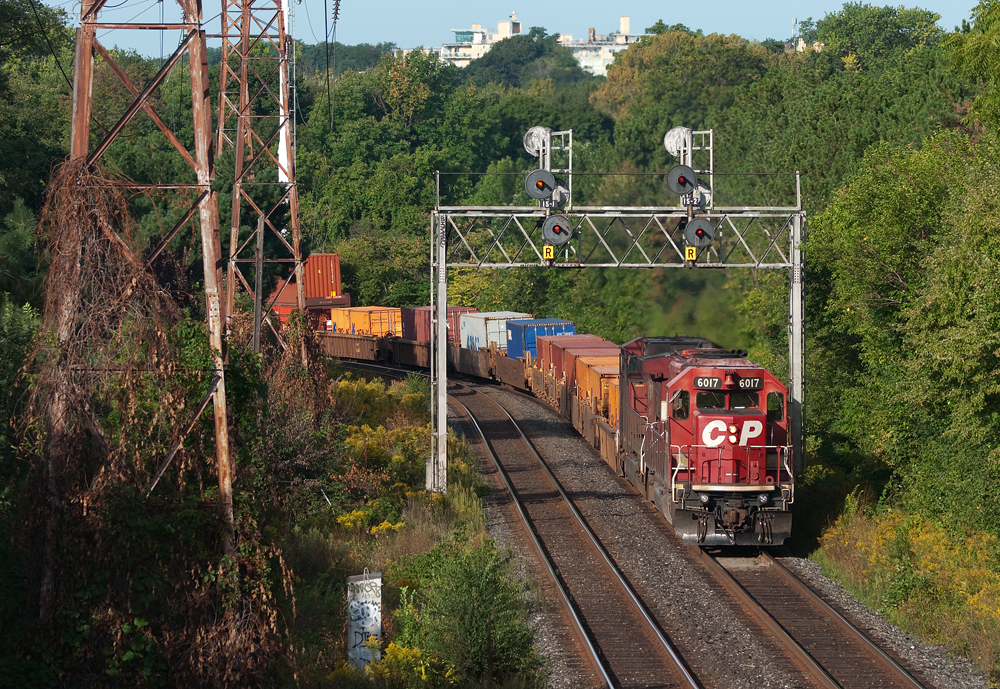 CP158-11 heads east thru the ritzy part of Toronto called Rosedale with a London built General Motors Diesel Division SD40-2 leading an Erie built AC4400, the fall colours haven\'t come in yet but signs of it are starting to show in some parts of the city and all around the GTA, fall railway photographing will be awesome this year. Photo taken with the Sony 70-400 F4-5.6 G SSM lens.