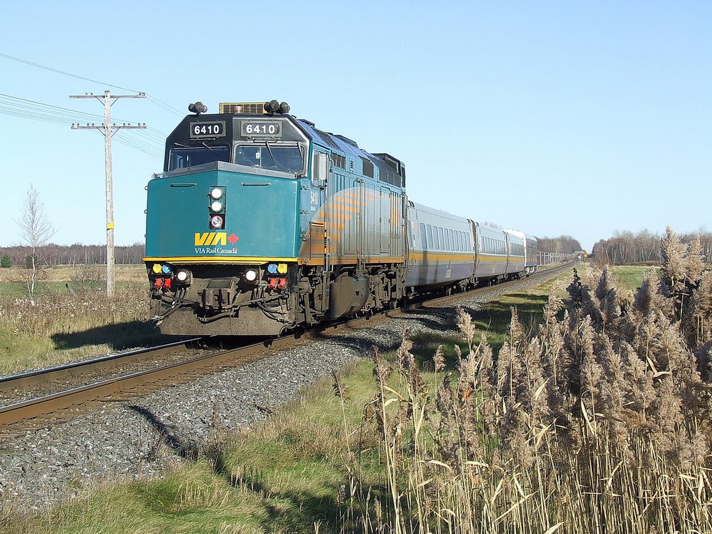 VIA 25 coming at c 85-90 MPH with an unusual car at the rear.